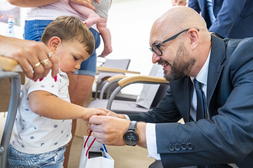 Kierowca MPK uratował duszące się dziecko. Do bohaterskiej akcji doszło w niedzielę, 18 sierpnia, przy placu Jana Pawła II we Wrocławiu. Na zdjęciu prezez MPK Witold Woźny i uratowany chłopiec